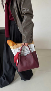 حقيبة يد نسائية كبيرة الحجم لون عنابي بها شريط ستان - KSA